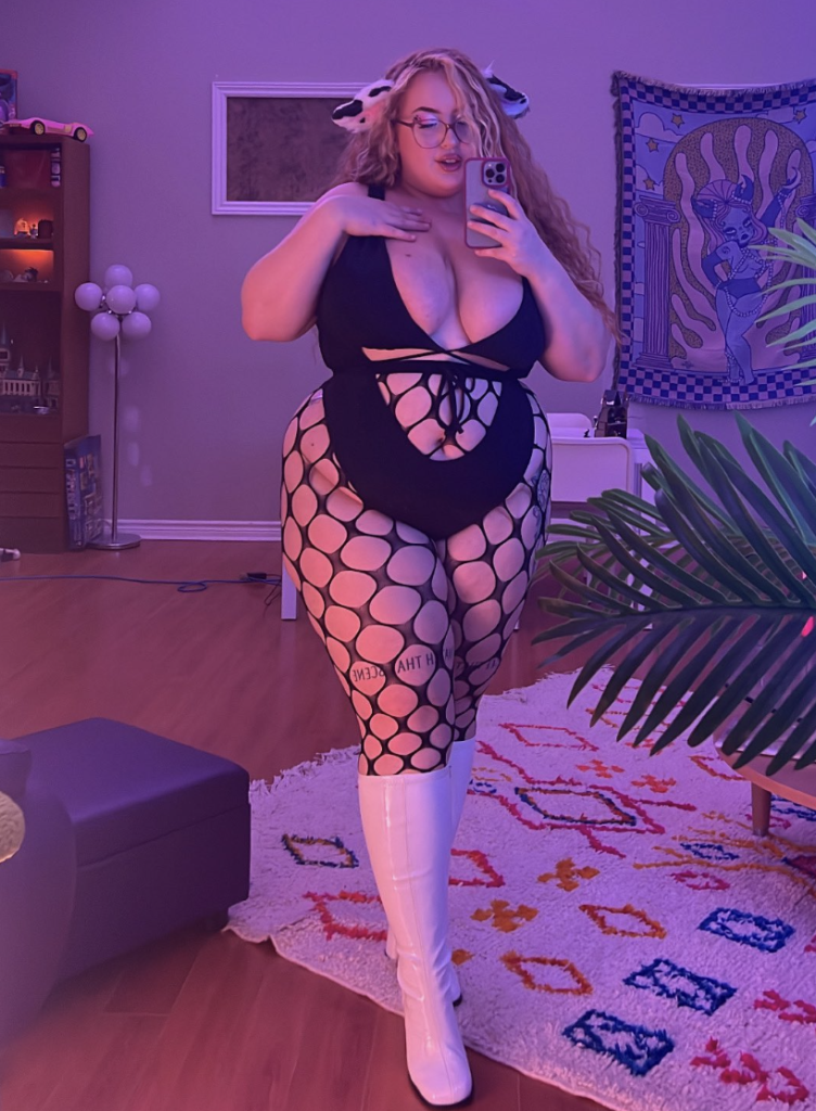 Plus size Gwen Adora OnlyFans secretary shows her sexy body in net office in a dimly lit room