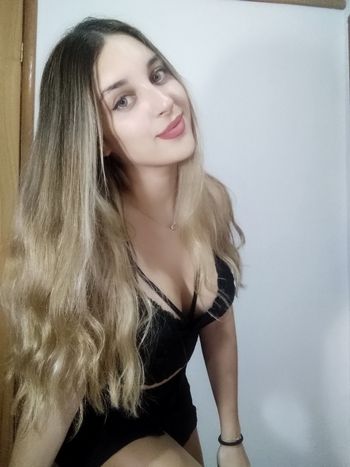 Karen (@karenunicorn) Foto de modelo onlyfans con un vestido negro