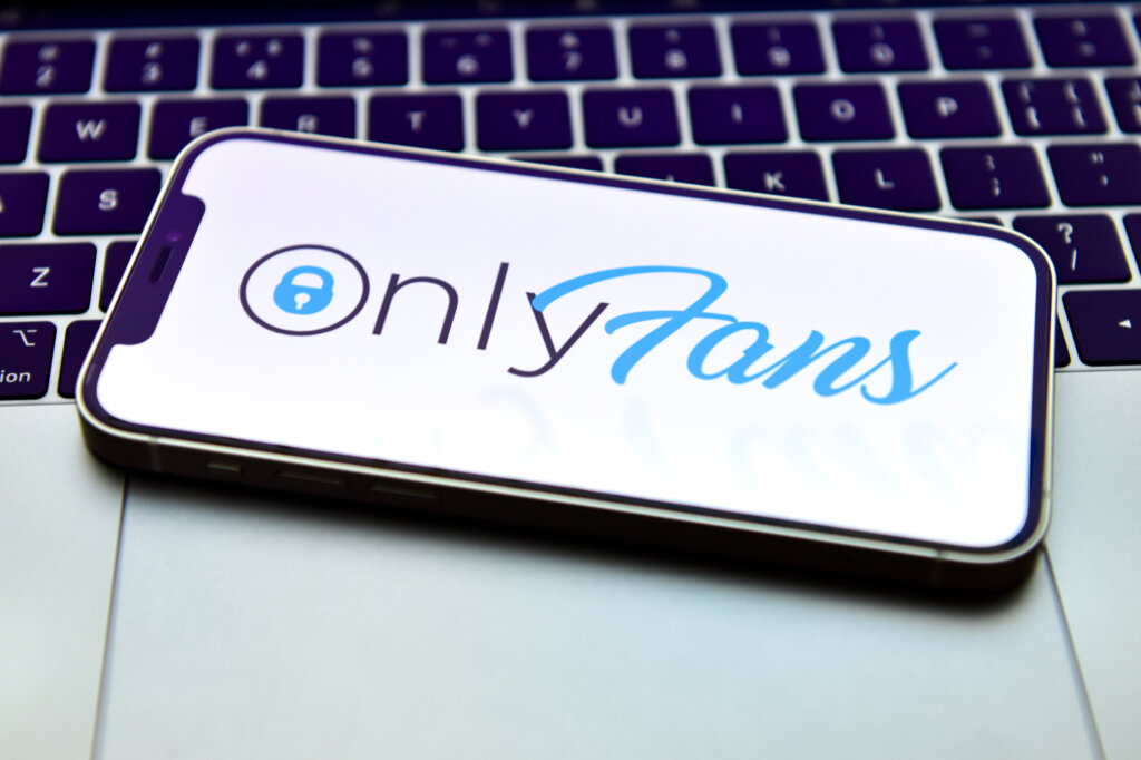 Logotipo OnlyFans en el teléfono