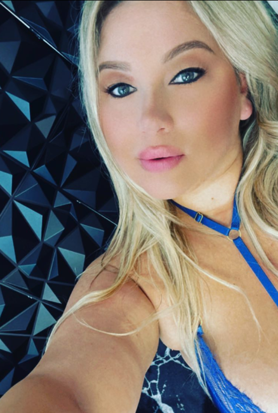 Nicole Eckert (@niicolesprague) Foto de la modelo Connecticut onlyfans con un vestido negro