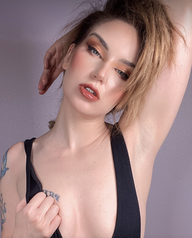 Xena Zeit-Geist (@xenazeitgeist) Foto del modelo onlyfans de Luisiana con una camisa negra