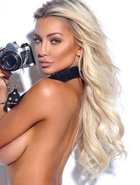 Lindsey Pelas (@lindseypelas) Foto de modelo onlyfans con collar