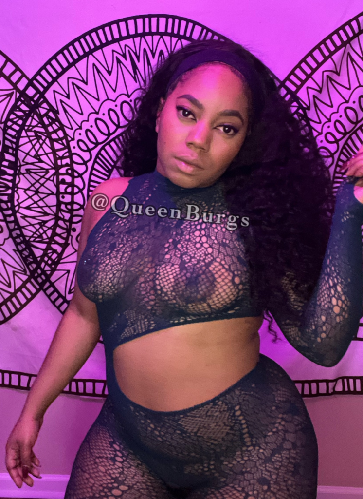 Queen Burgs (@queenburgs) Photo du mannequin onlyfans du Mississippi portant une lingerie