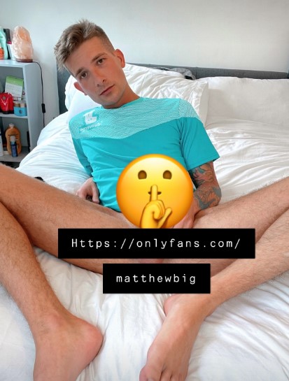 Matthew Lee (@matthewbig) modello onlyfans, influencer di tiktok sdraiato a letto