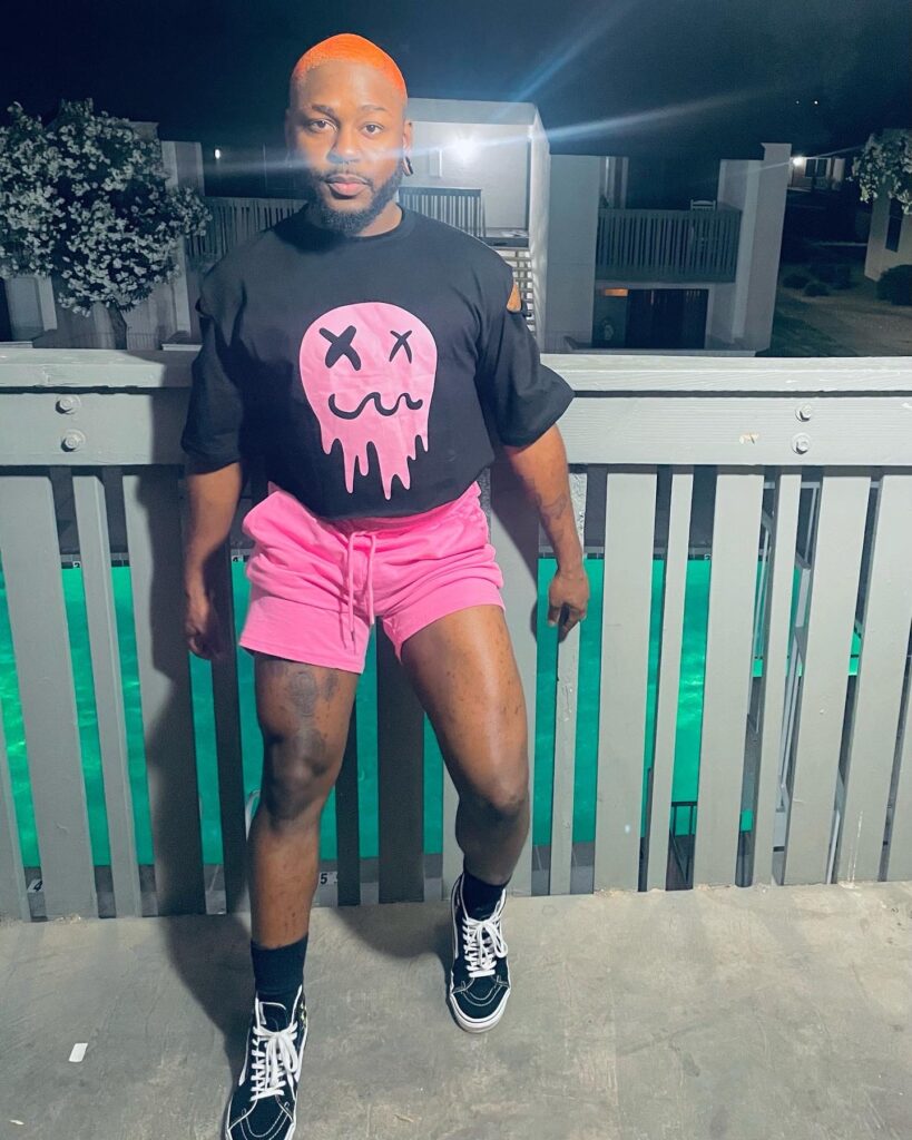 Caliboycutee (@caliboycutee) modelo gay onlyfans de pie con camiseta negra