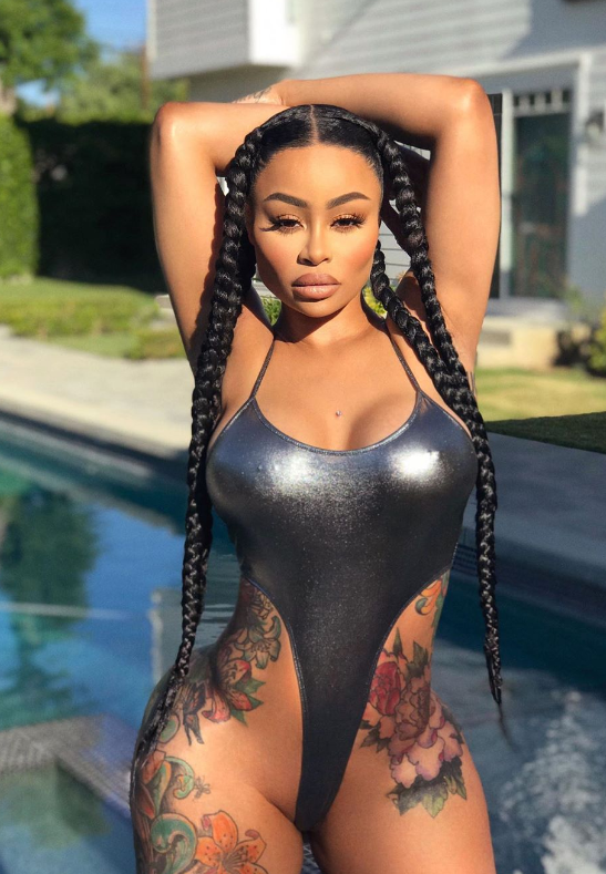 I creatori di OnlyFans più pagati si chiamano Blac Chyna in piedi con indosso un bikini vicino a una piscina