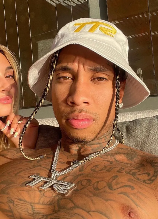 Tyga, il creatore di OnlyFans più pagato, indossa il berretto