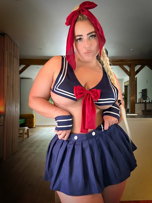 Dina Margret Brenci @sweetmargs OnlyFans Modella Foto sexy mentre indossa un cosplay da studentessa