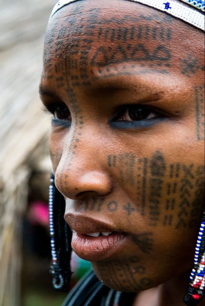 Tatuajes Modificación del cuerpo africano joven