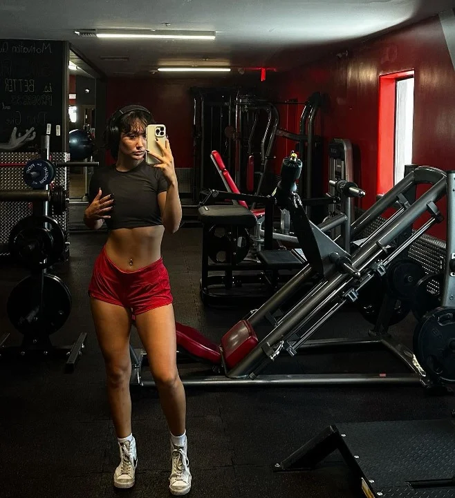 Livvyy (@livvyyfitness) Foto del modello coreano Fitness onlyfans in palestra con indosso un top nero