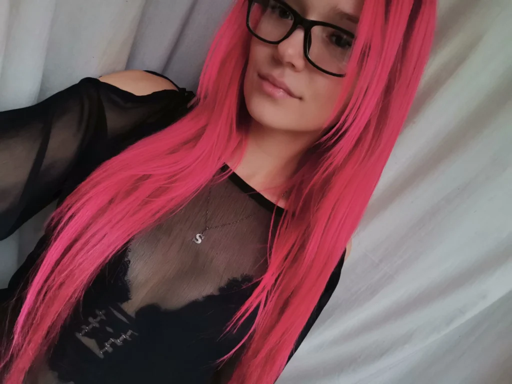 Foxy89 (@sweetfoxy89) Onlyfans lettischer Lesekopf mit Brille und schwarzem Hemd